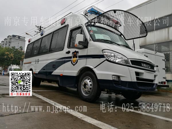 依维柯19座指挥车